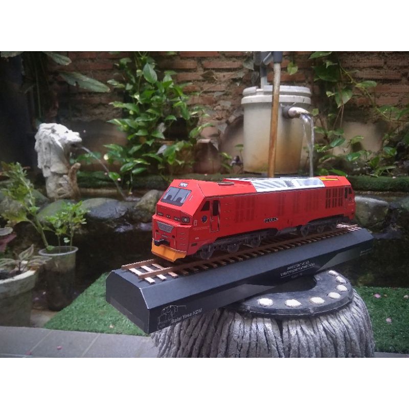 papercraft miniatur lokomotif cc300