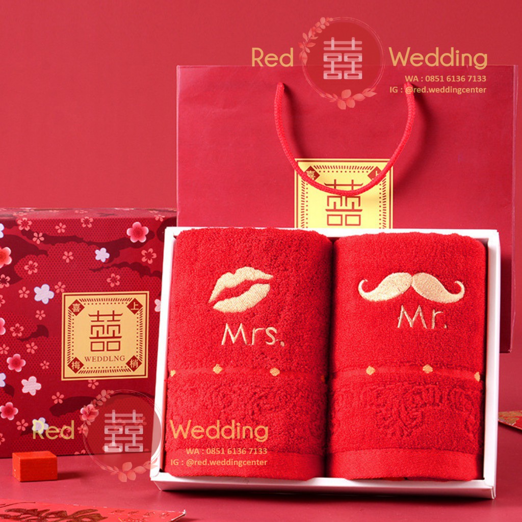 Handuk Merah tema Wedding Dengan Bordir Tulisan MR MRS pengantin (TANPA BOX)