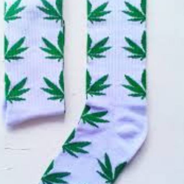 Kaos kaki daun hijau