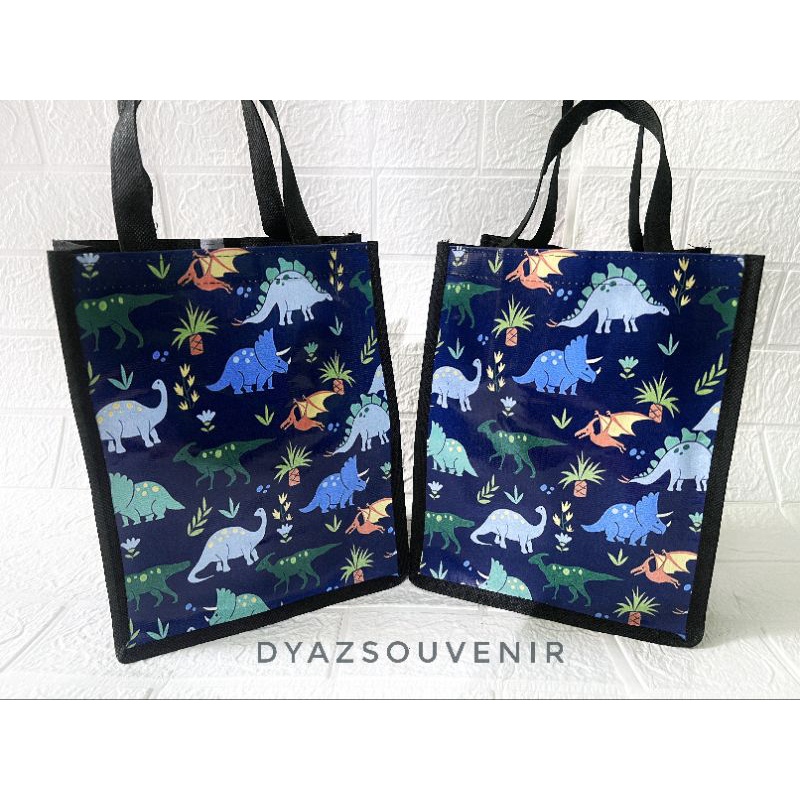 

Tas ultah /tas dinosaurus / tas souvenir / tote bag / ulang tahun / souvenir