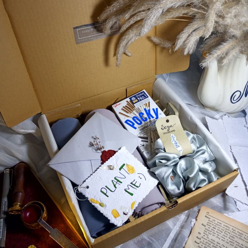 

Giftbox/Hampers/Gift Hijab Premium