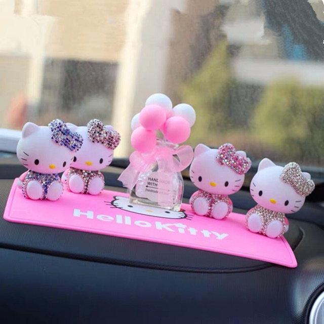 Barang mobil boneka hello kitty (1pcs) pajangan mobil hello kitty hello kitty dasbord pajangan hello kitty Hello Kitty My Melody / Figure Pajangan