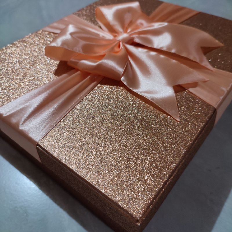 Kotak Hadiah Kado Spesial Glitter Rose Gold Free Pita menempel pada tutup