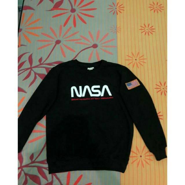 Sweater Crewneck H&M NASA Hitam