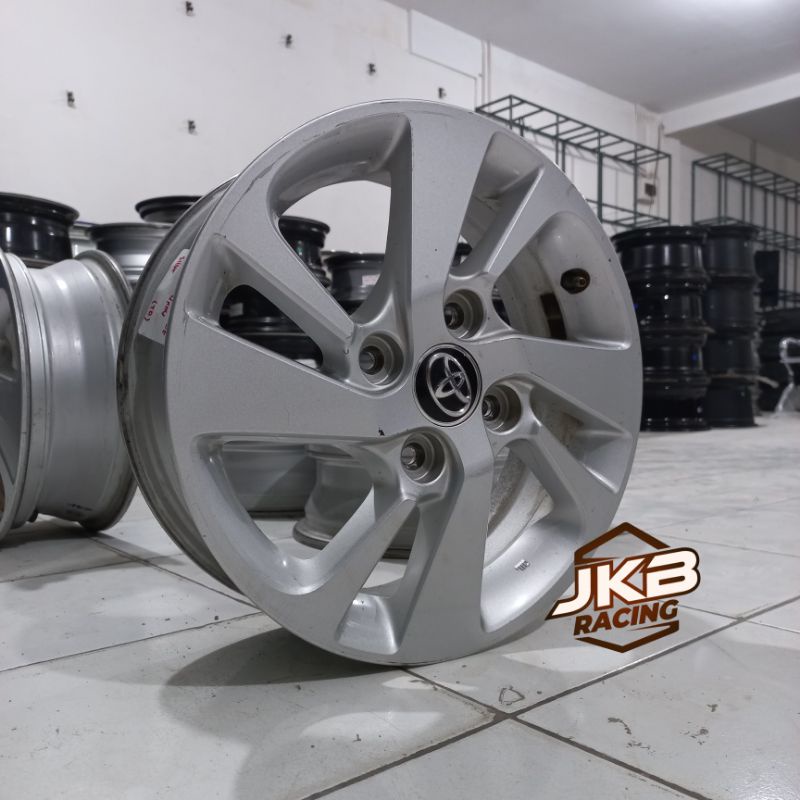 VELG MOBIL BEKAS OEM AVANZA VELOZ R15X5 PCD 4X114 ET 45 SILVER