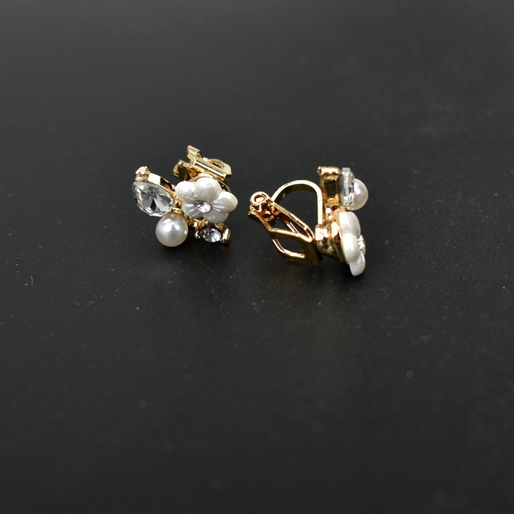 Anting Klip Tanpa Tindik Desain Bunga Hias Mutiara Kristal Warna Emas Untuk Wanita