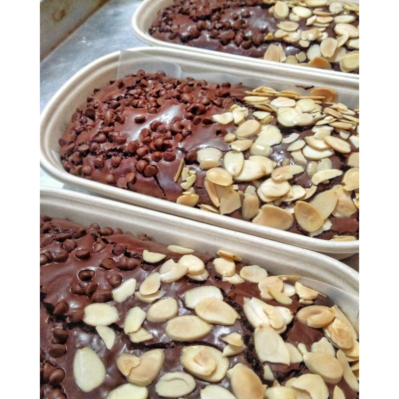

Chewy Brownies Topping Almond Chocho chips Family Pack
