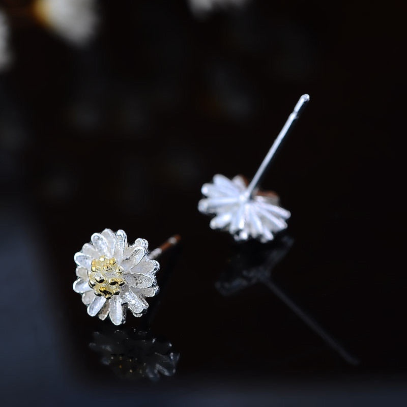 Anting Tusuk Motif Bunga Daisy Chrysanthemum Bahan Sterling Silver 925 Untuk Wanita