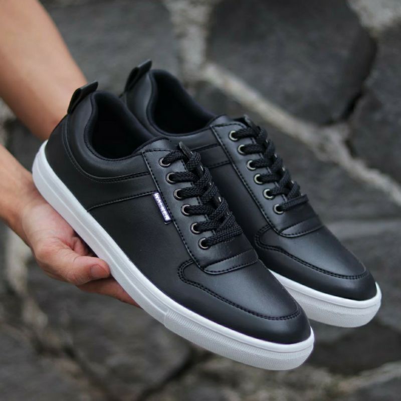 THIAGO BLACK Sepatu Pria Casual Sneakers Cowok Hitam Kulit Sintetis Kets Santai Kerja Semi Formal Original