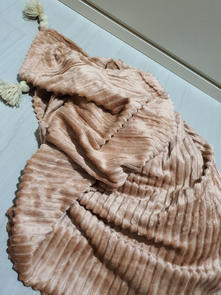 Clover Throw Blanket In Camel
