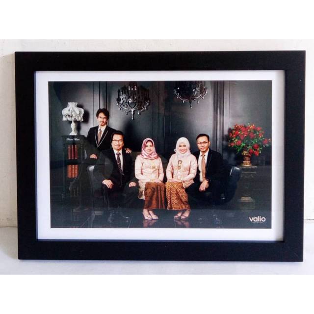 Frame Bingkai Pigura Besar 40x60cm Foto Prewedding Booth Pernikahan Warna Hitam Putih Minimalis Shopee Indonesia