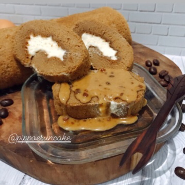 

Rollcake kopi frosting caramel with gula aren topping