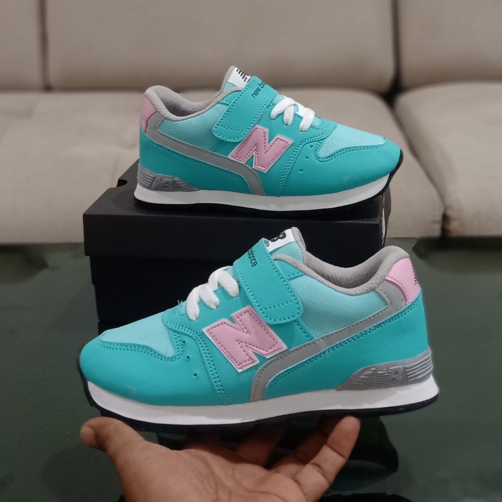 Sepatu anak sneakers anak sepatu olahraga fashion anak sepatu terbaru