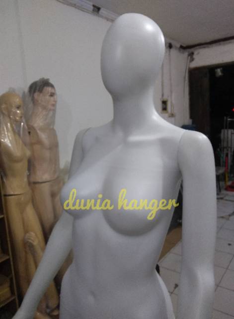 Manekin full body wanita plastik muka alien