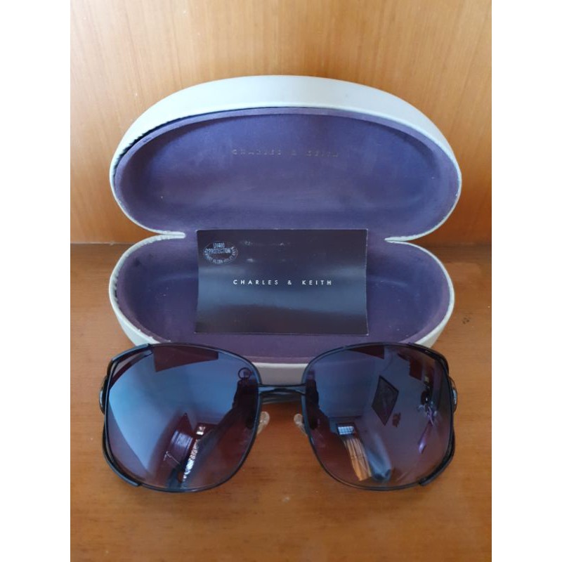 preloved kacamata hitam / sunglasses charles & keith