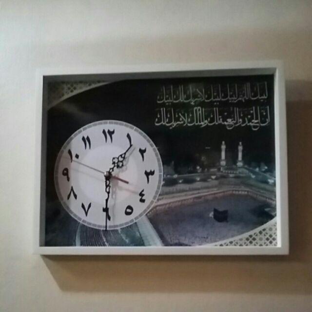 Hiasan Jam Dinding Kaligrafi Kalimat Talbiyah Background Kabah Uk 30x40