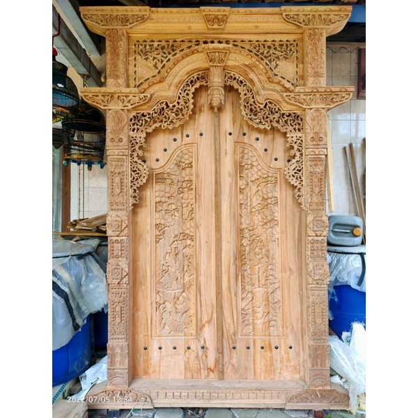 pintu gebyok ukir relief