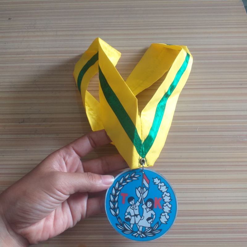 kalung toga lengkap dengan gordon/medali anak TK.