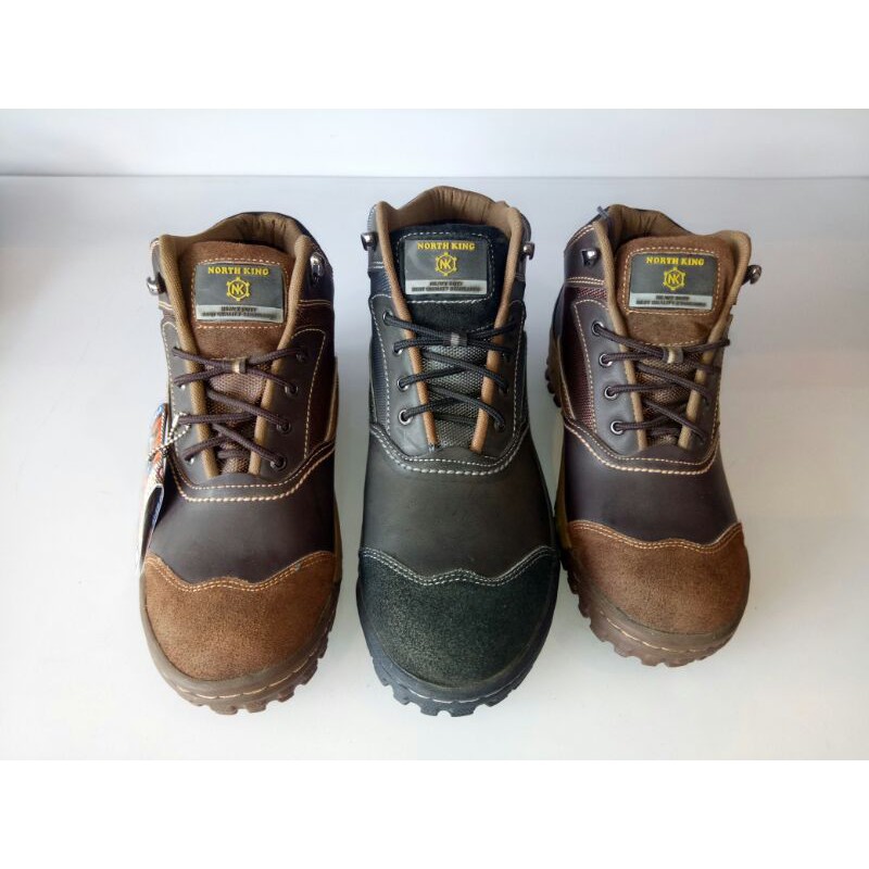 Sepatu Safety thype cassual semi boots kulit asli dengan pelindung besi di ujung sepatu.