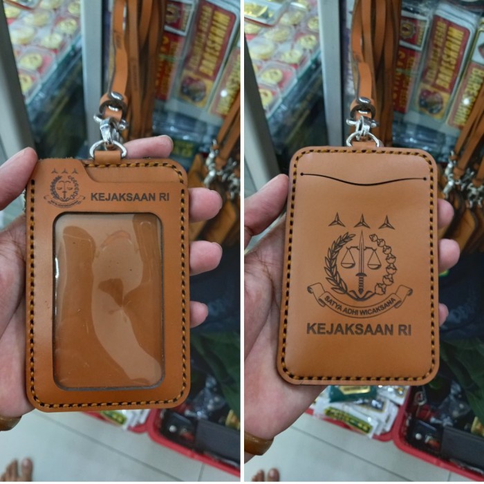 

Promo !!! Name Tag/Holder Logo Kejaksaan (Asli kulit) Sedia juga perlengapan kantor, pesta, buku