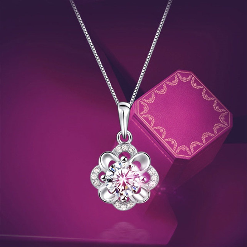 [Ready Stock]Fashion Simple Elegant Silver Plated Flower Diamond Pendant Necklace