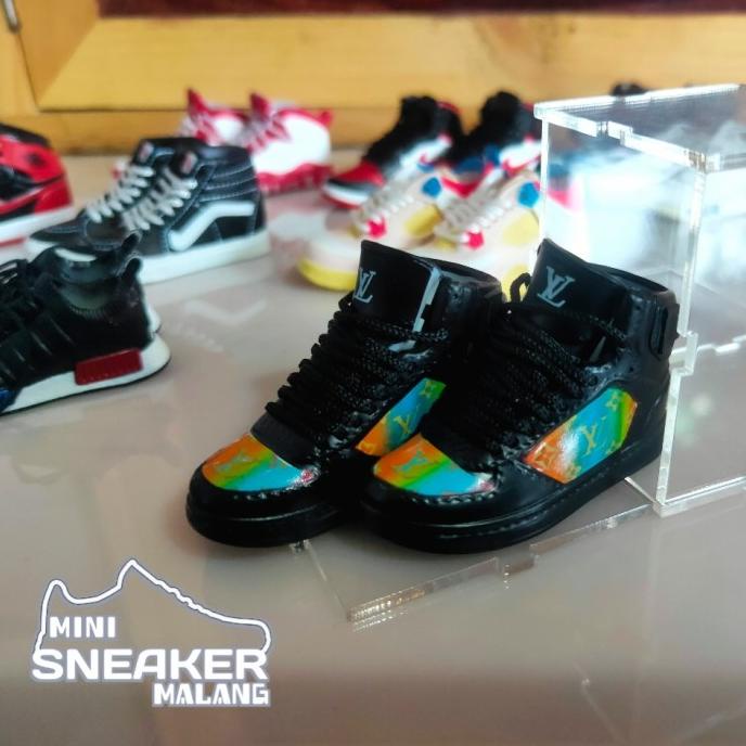 :0:0:0] MINI SNEAKERS 3D LOUIS VUITTON RIVOLI KEYCHAIN FIGURE 1/6