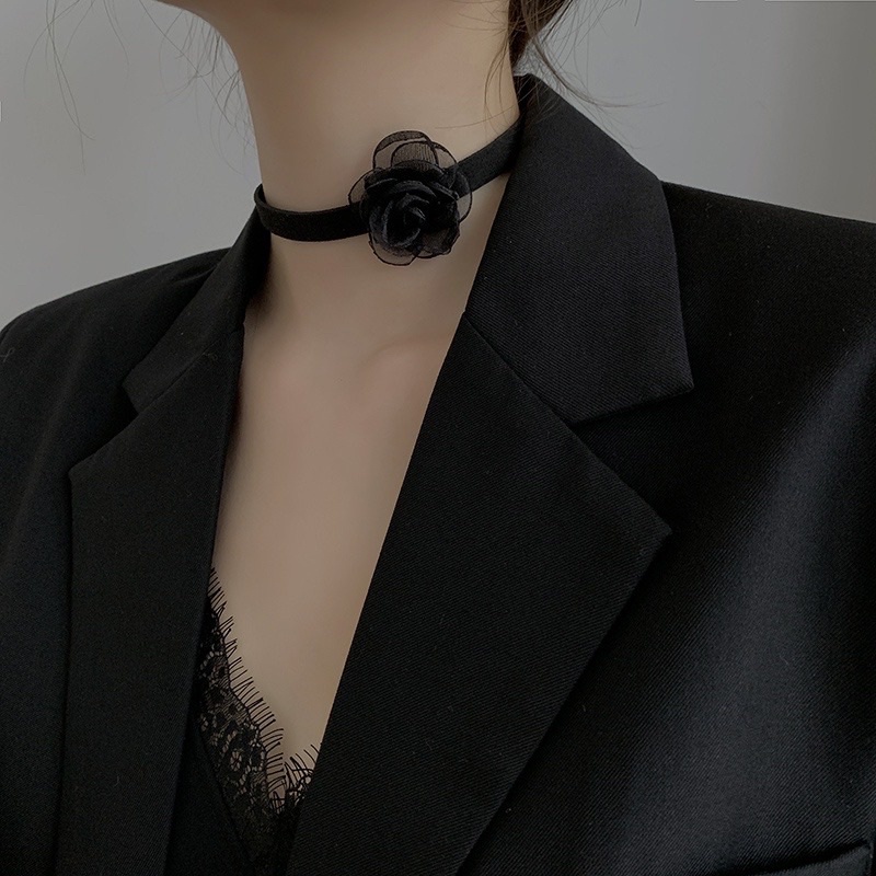 Flower tied vintage choker / necklace