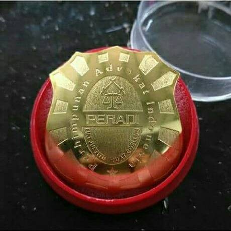 e4vd05e Pin Bross Aksesoris Lencana Peradi Advokat Magnet Kuningan Emas Bagus Rf050Rg