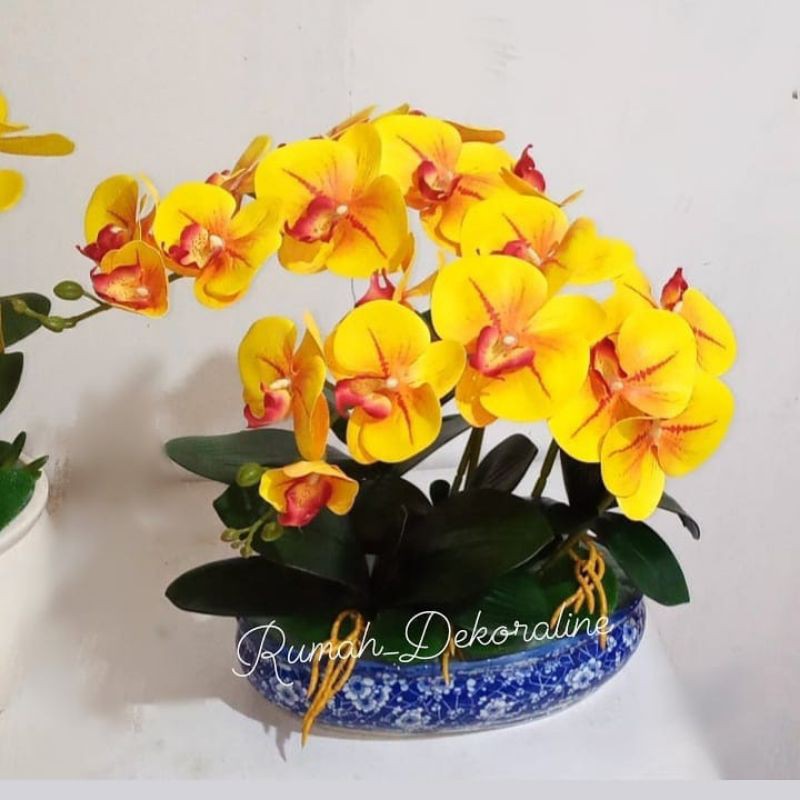 RANGKAIAN BUNGA ANGGREK LATEX 2 TANGKAI DENGAN VAS KERAMIK BIRU PUTIH