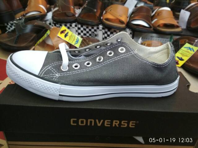 sepatu sneakers