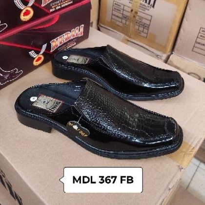 Sepatu sendal slop pria kulit Medali tampil lebih keren