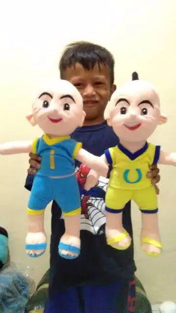 Sepasang boneka upin dan ipin