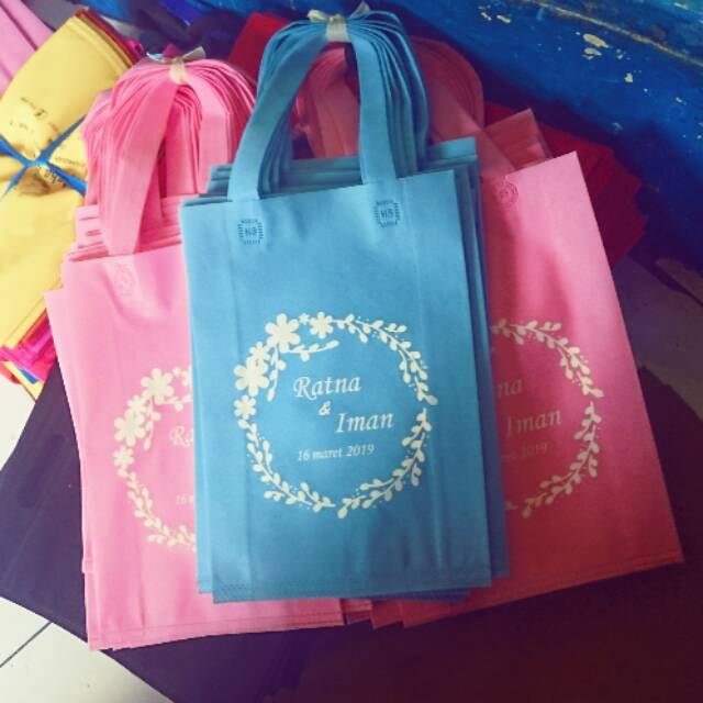

Tas souvenir weding dan jasa sablonan nya satu sisi satu warna minimal order 60 pcs