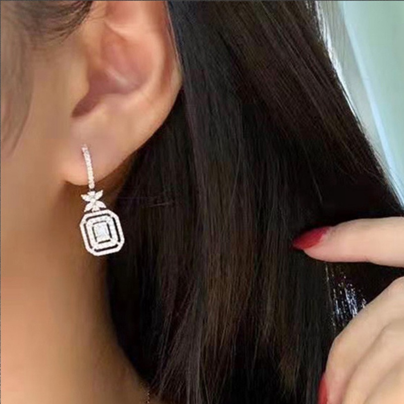 Anting Menjuntai Desain Bunga Warna Silver Bahan Cubic Zirconia Untuk Wanita