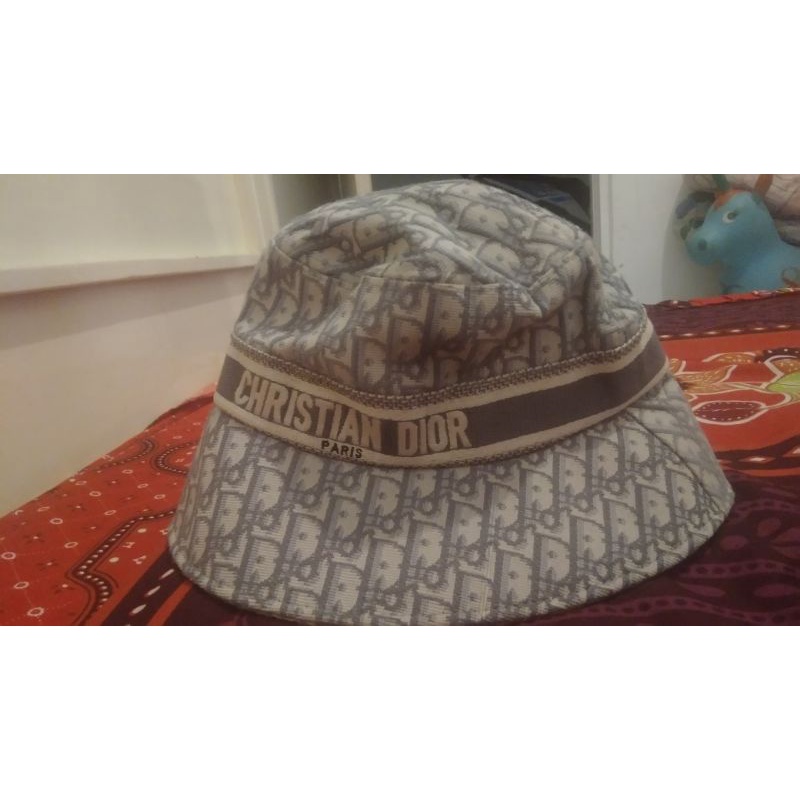 topi bucket cristian dior asli ori