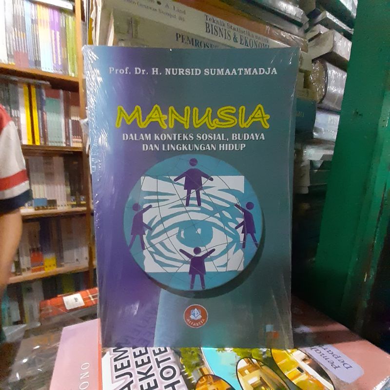 manusia dalam konteks sosial budaya dan lingkungan hidup