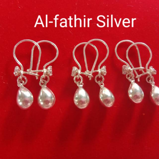 Anting juntai titis air