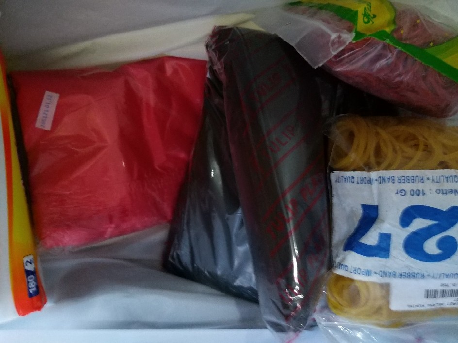 Kresek Tristar 26 Merah,hitam,putih ( 100 Pcs )