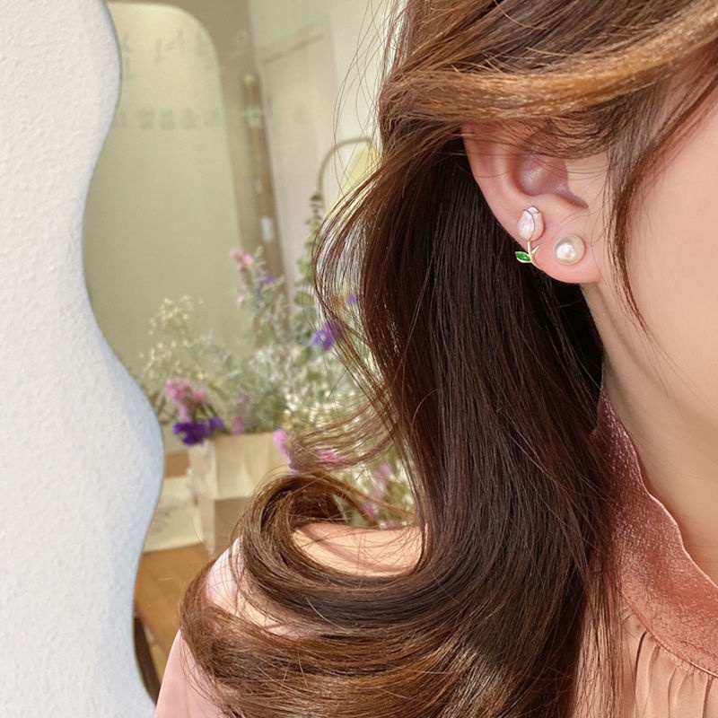 Anting Stud Enamel Bentuk Bunga Tulip Aksen Mutiara Gaya Perancis Minimalis Elegan Untuk Wanita