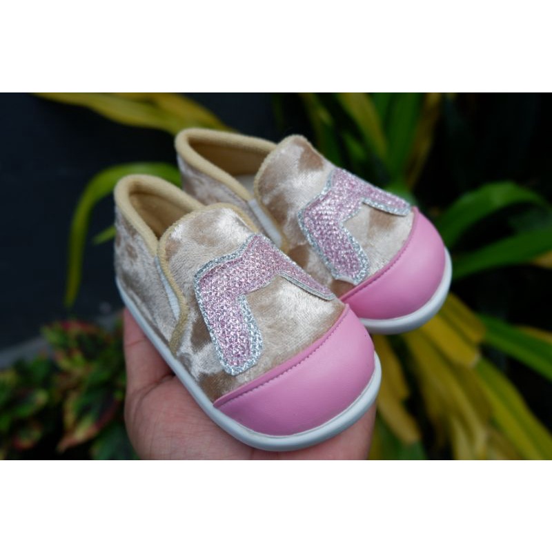 SEPATU ANAK SLIP ON CEWEK MOTIF M (GRATIS BOX)