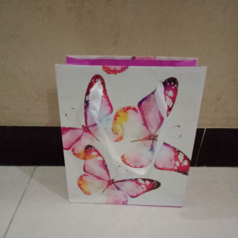 

tas kertas merle norman motif kupu kupu
