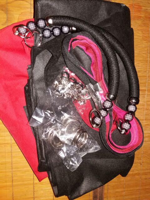 Daun Resleting Hitam