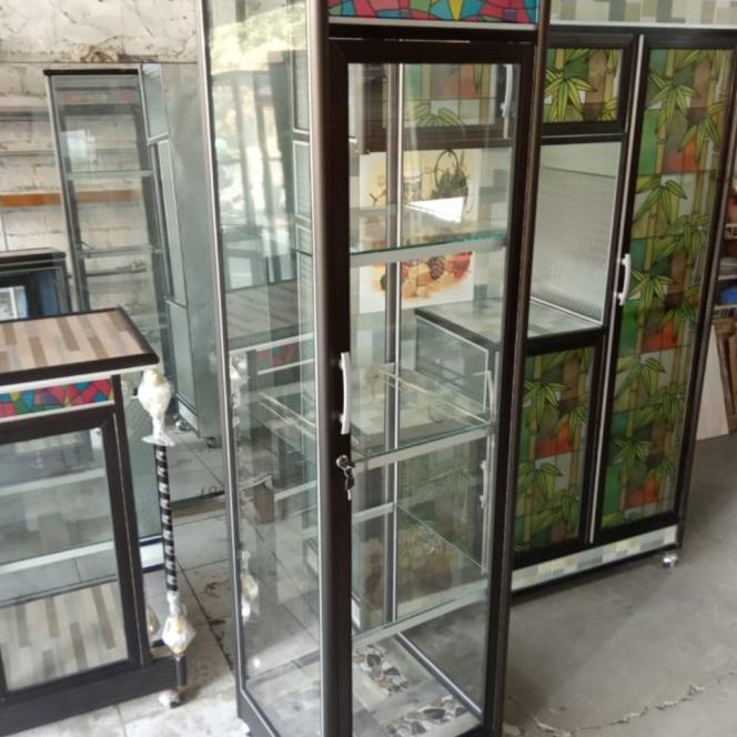 Lemari Kaca Pajangan Alumunium
