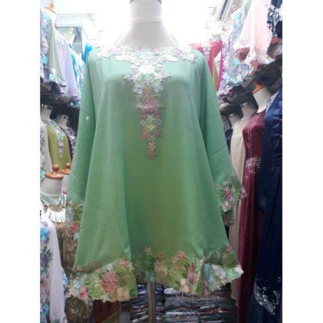 Kaftan bordir motif bunga