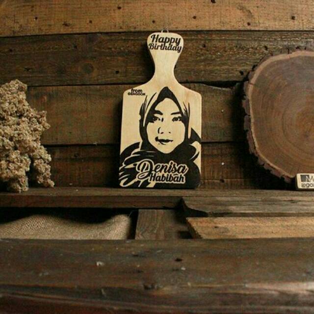 Souvenir / hadiah ultah / sketsa wajah /gambar kayu / hiasan dinding / talenan unik / kayu pinus