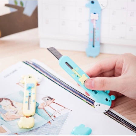 

DELI Mini Cutter Girrafe / Cutter Kecil Jerapah Lucu Murah 2022
