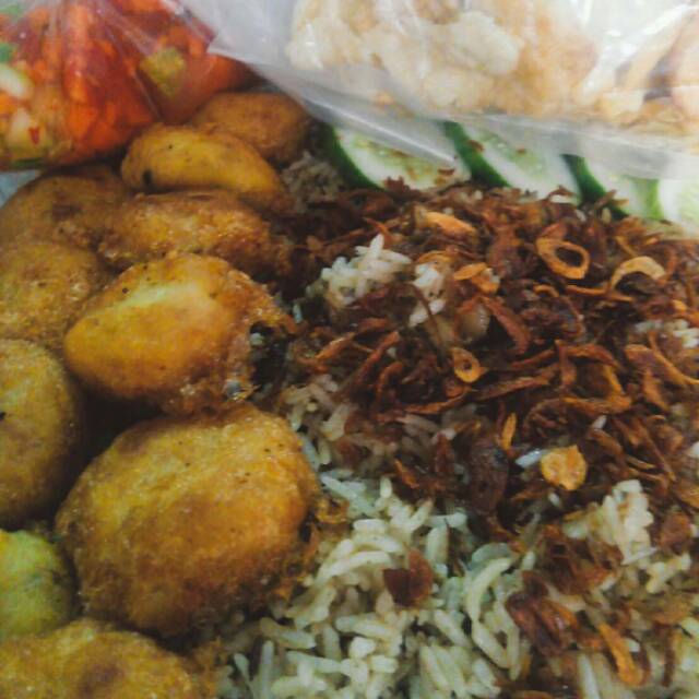 

Nasi kebuli daging sapi