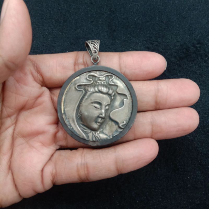 Liontin Perak  Ukir Dewi Kwan Im