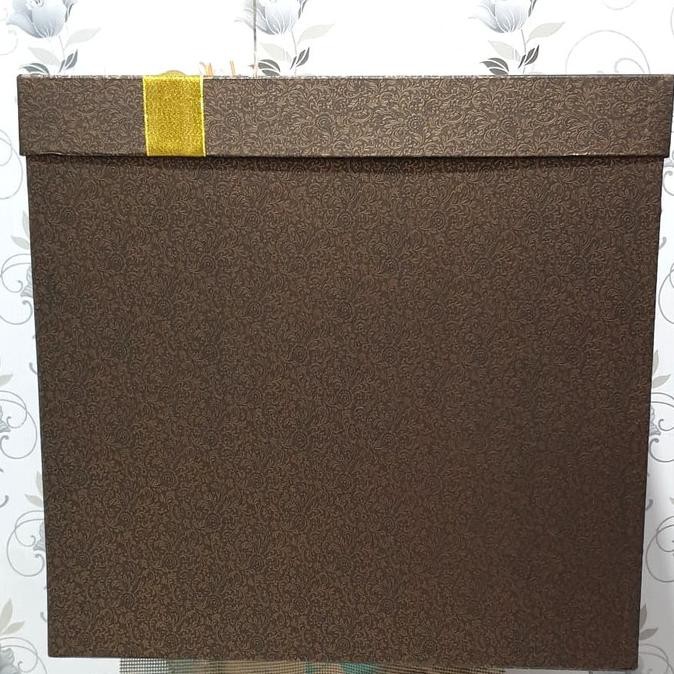 

Kotak Kado/Gift Box Exclusive Emboss Full Lapisan Jumbo 5 Hitam Gold Bengiweti