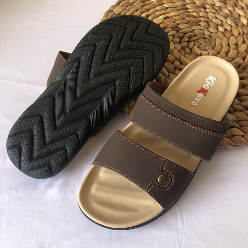 (TANPA KARDUS)SLOP TAMPAN 4 SENDAL PRIA cowok KULIT SINTETIS terlaris termurah Sandal pria dewasa Sandal pria Sandal jepit pria Sandal casual pria elegant Sandal kulit Share: Sandal Kasual Kulit Pria Original Model Jepit Pria Santai Ringan Sandal Jepi